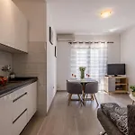 House Krishto טרוגיר